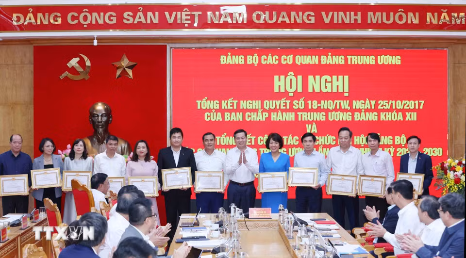 Tặng Bằng khen cho các cá nhân có thành tích xuất sắc trong tham mưu tổ chức Đại hội Đảng bộ các cơ quan Đảng Trung ương lần thứ I. (Ảnh: Phương Hoa/TTXVN)