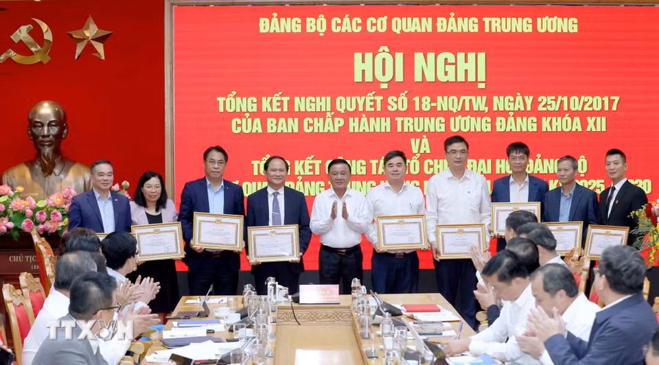 Tập thể có thành tích xuất sắc trong thực hiện Nghị quyết số 18-NQ/TW nhận Bằng khen của Ban Chấp hành Đảng bộ cơ quan Đảng Trung ương. (Ảnh: Phương Hoa/TTXVN)