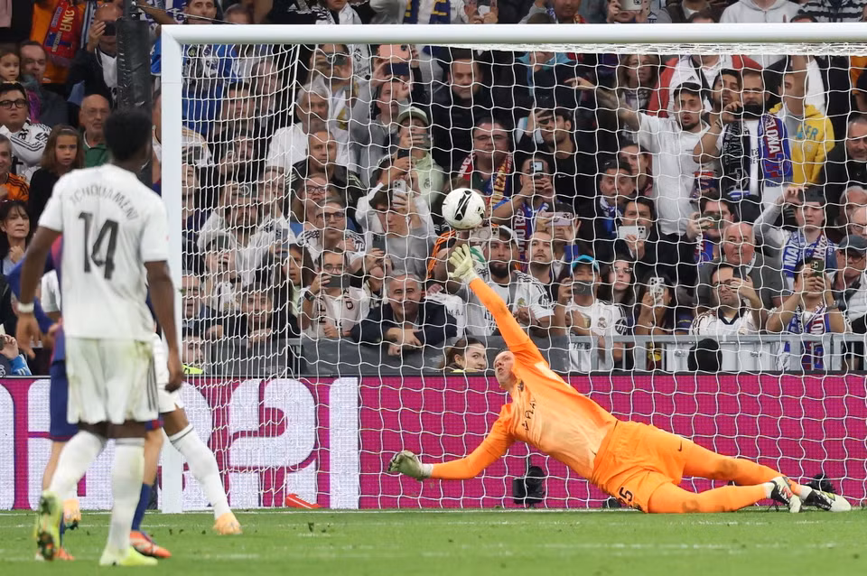 Real có cơ hội gia tăng cách biệt nhưng Mbappe lại không thể đánh bại thủ thành Wojciech Szczęsny. (Nguồn: Getty Images)