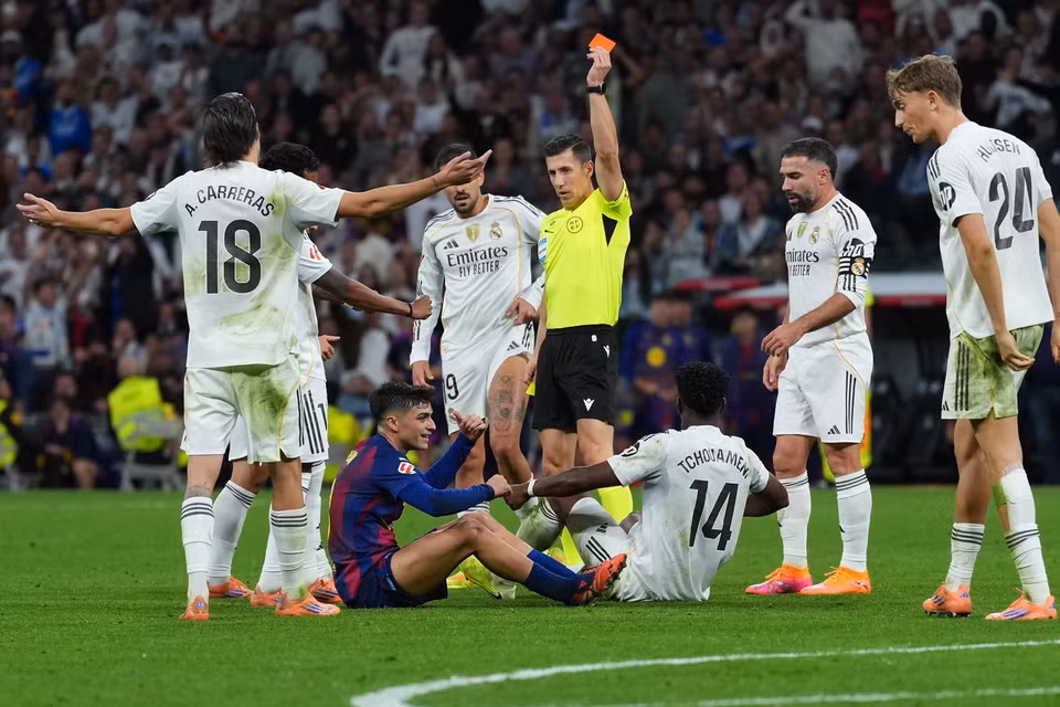 Trận đấu khép lại bằng tấm thẻ đỏ dành cho Pedri. (Nguồn: Getty Images)