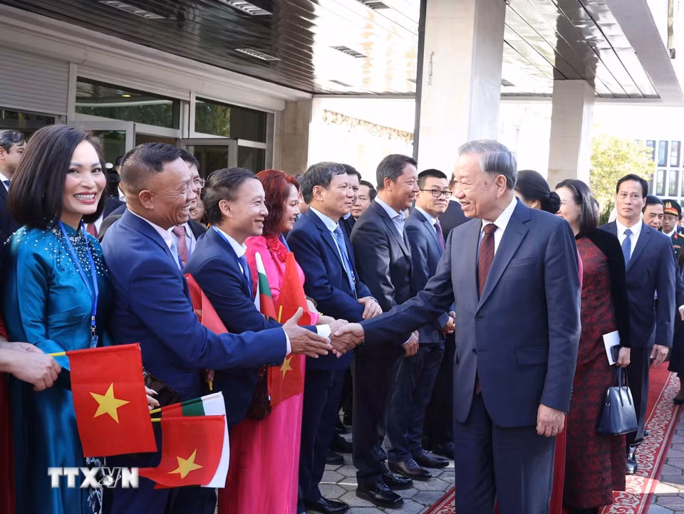 Tổng Bí thư Tô Lâm với cán bộ, nhân viên Đại sứ quán Việt Nam tại Bulgaria. (Ảnh: Thống Nhất/TTXVN)