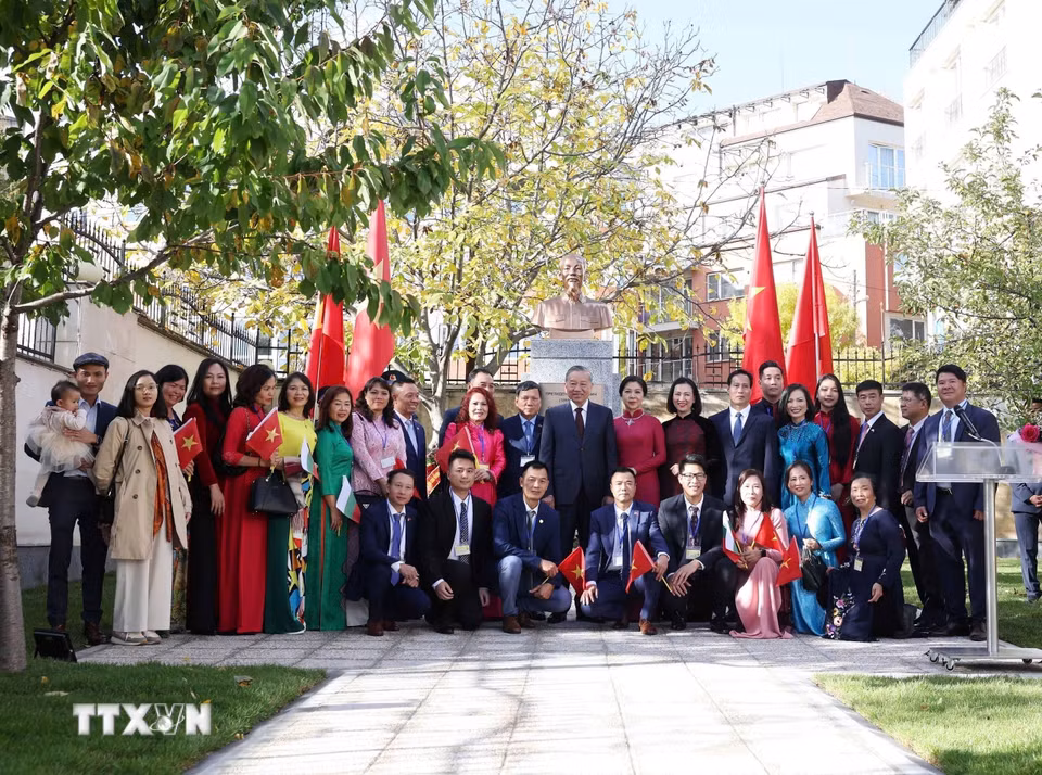 Tổng Bí thư Tô Lâm và Phu nhân chụp ảnh chung với cán bộ, nhân viên Đại sứ quán Việt Nam tại Bulgaria. (Ảnh: Thống Nhất/TTXVN)