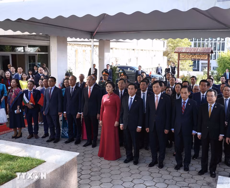 Tổng Bí thư Tô Lâm và Phu nhân cùng các đại biểu tại Lễ khánh thành Tượng đài Chủ tịch Hồ Chí Minh trong khuôn viên Đại sứ quán. (Ảnh: Thống Nhất/TTXVN)