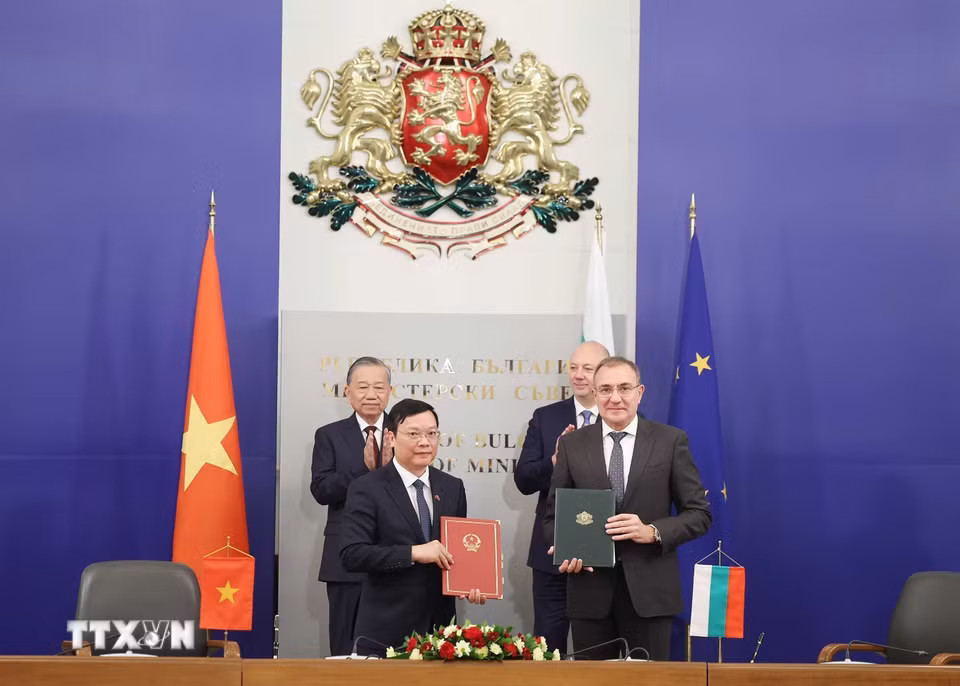 Tổng Bí thư Tô Lâm và Thủ tướng Bulgaria Rosen Zhelyazkov chứng kiến trao Bản ghi nhớ hợp tác giữa Bộ Nội vụ Việt Nam với Bộ Lao động và Chính sách xã hội Bulgaria về hợp tác trong lĩnh vực lao động và chính sách xã hội. (Ảnh: Thống Nhất/TTXVN)