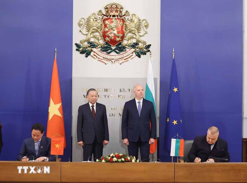 Tổng Bí thư Tô Lâm và Thủ tướng Bulgaria Rosen Zhelyazkov chứng kiến lễ ký Kế hoạch hợp tác giai đoạn 2027-2029 giữa Viện Hàn lâm Khoa học và Công nghệ Việt Nam và Viện Hàn lâm Khoa học Bulgaria. (Ảnh: Thống Nhất/TTXVN)
