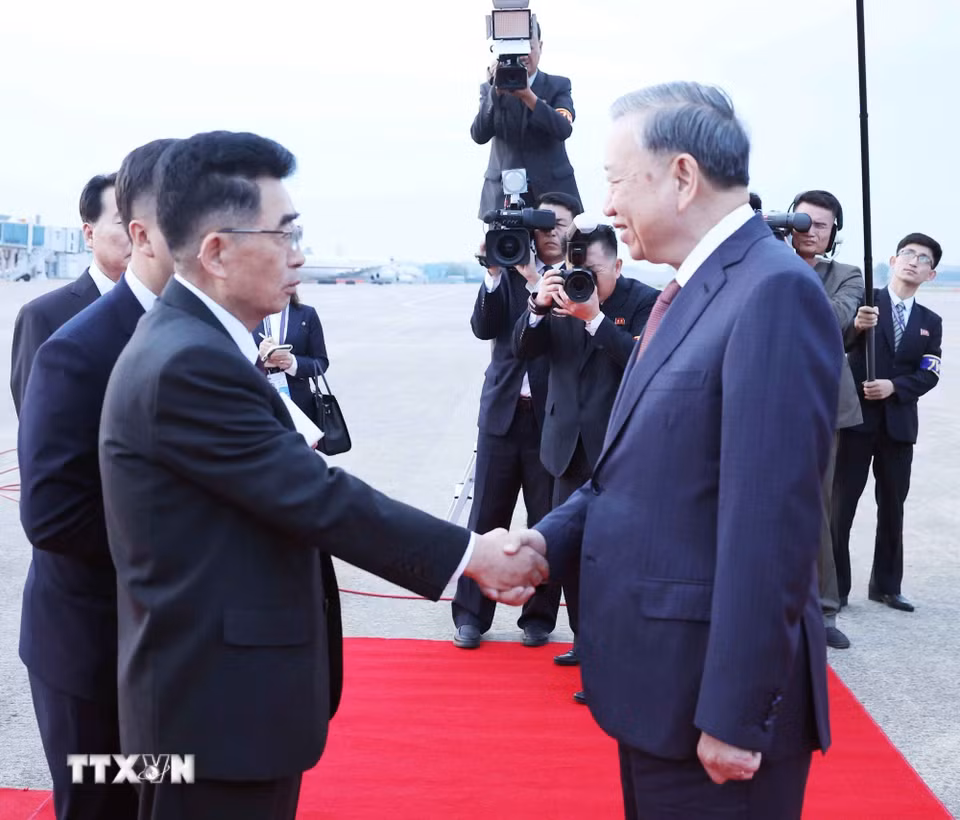 Ủy viên dự khuyết Bộ Chính trị, Ủy viên Quốc vụ, Trưởng ban Quốc tế - Ban Chấp hành Trung ương Đảng Lao động Triều Tiên Kim Song Nam đón Tổng Bí thư Tô Lâm tại Sân bay quốc tế Bình Nhưỡng. (Ảnh: Thống Nhất/TTXVN)