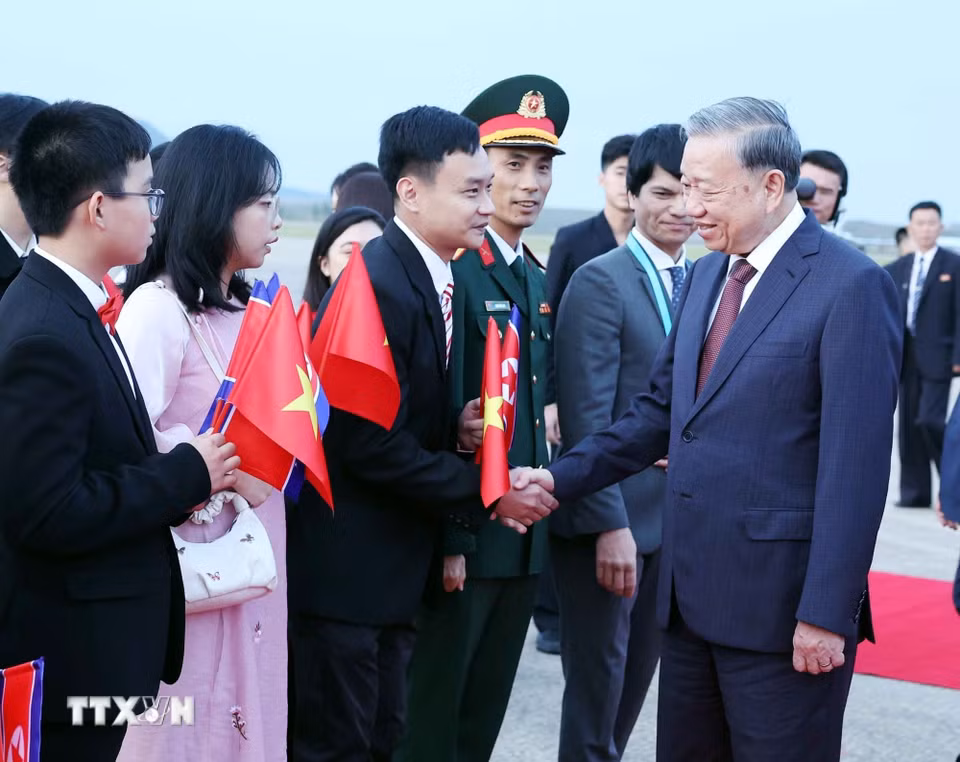 Cán bộ, nhân viên Đại sứ quán Việt Nam tại Triều Tiên đón Tổng Bí thư Tô Lâm tại Sân bay quốc tế Bình Nhưỡng. (Ảnh: Thống Nhất/TTXVN)