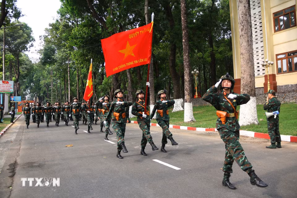 Khối Nữ sỹ quan thông tin bước vào giai đoạn tập luyện cao điểm tại Lữ đoàn 25, Quân khu 7 (đóng chân tại thành phố Biên Hòa, Đồng Nai). (Ảnh: Lê Xuân/TTXVN)
