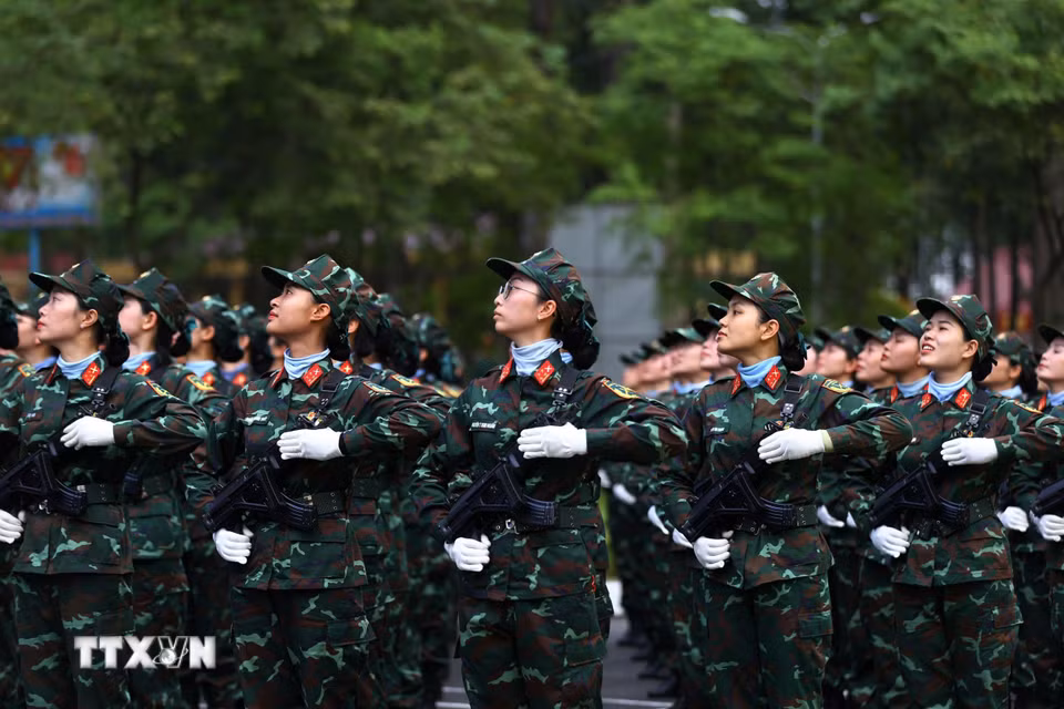Các nữ quân nhân được tuyển chọn từ nhiều đơn vị trong toàn quân luyện tập cho Lễ kỷ niệm 50 năm giải phóng miền Nam, thống nhất đất nước (30/4/1975-30/4/2025). (Ảnh: Lê Xuân/TTXVN)