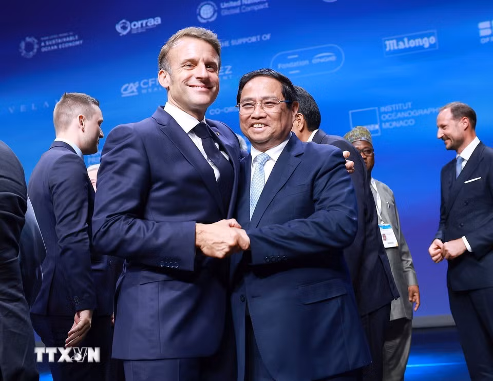 Thủ tướng Phạm Minh Chính và Tổng thống Cộng hòa Pháp Emmanuel Macron tại Diễn đàn Tài chính và Kinh tế Xanh. (Ảnh: Dương Giang/TTXVN)