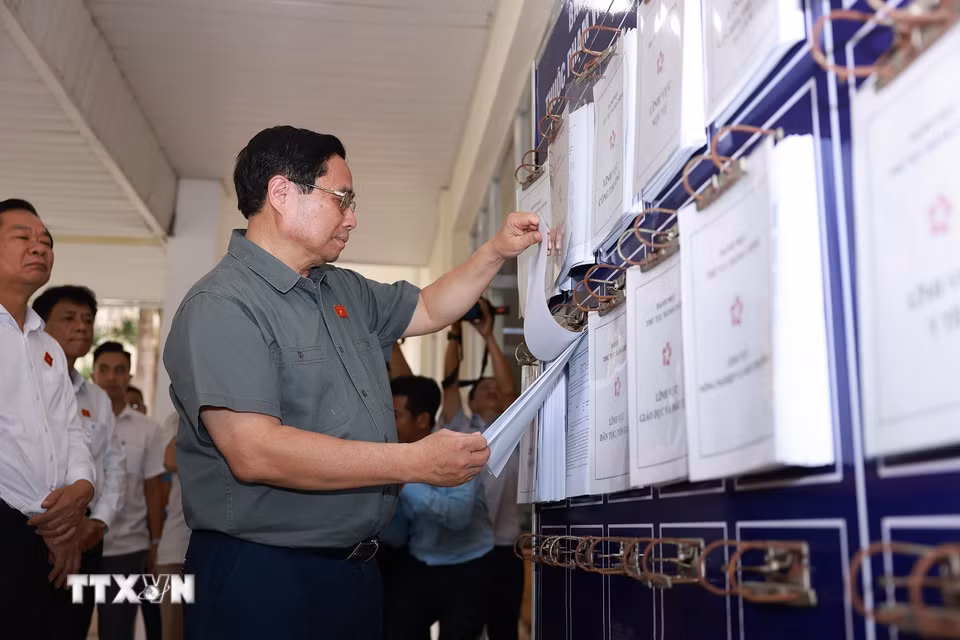 Thủ tướng Phạm Minh Chính thăm, kiểm tra tình hình hoạt động của Trung tâm Phục vụ hành chính công phường Ninh Kiều. (Ảnh: Dương Giang/TTXVN)
