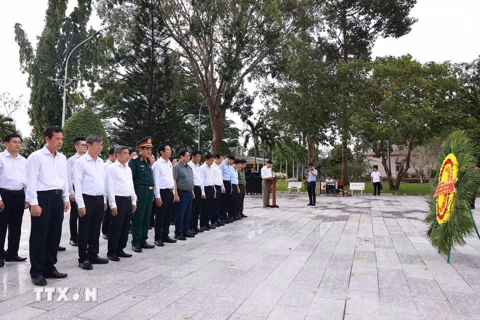 Thủ tướng Phạm Minh Chính dâng hương, dâng hoa tưởng niệm các Anh hùng liệt sỹ tại Nghĩa trang Liệt sỹ thành phố Cần Thơ. (Ảnh: Dương Giang/TTXVN)