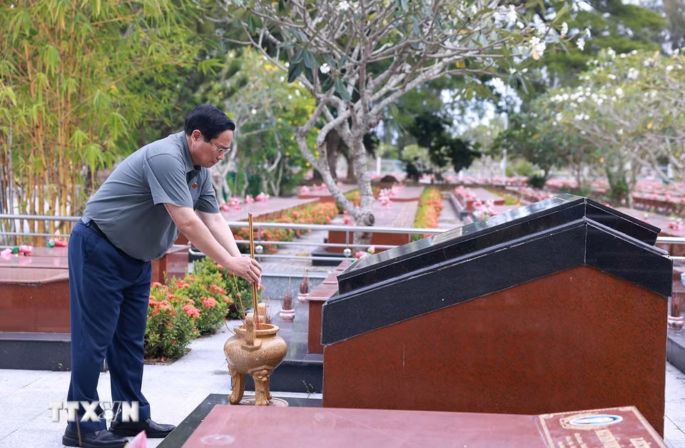 Thủ tướng Phạm Minh Chính dâng hương trên phần mộ liệt sỹ tại Nghĩa trang Liệt sỹ thành phố Cần Thơ. (Ảnh: Dương Giang/TTXVN)