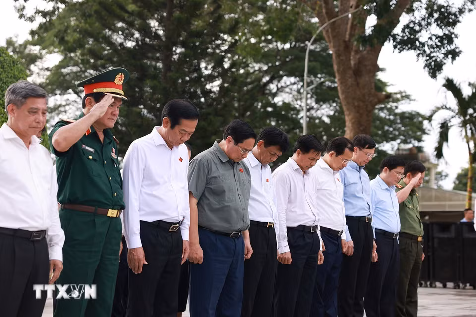 Thủ tướng Phạm Minh Chính tưởng niệm các Anh hùng liệt sỹ tại Nghĩa trang Liệt sỹ thành phố Cần Thơ. (Ảnh: Dương Giang/TTXVN)