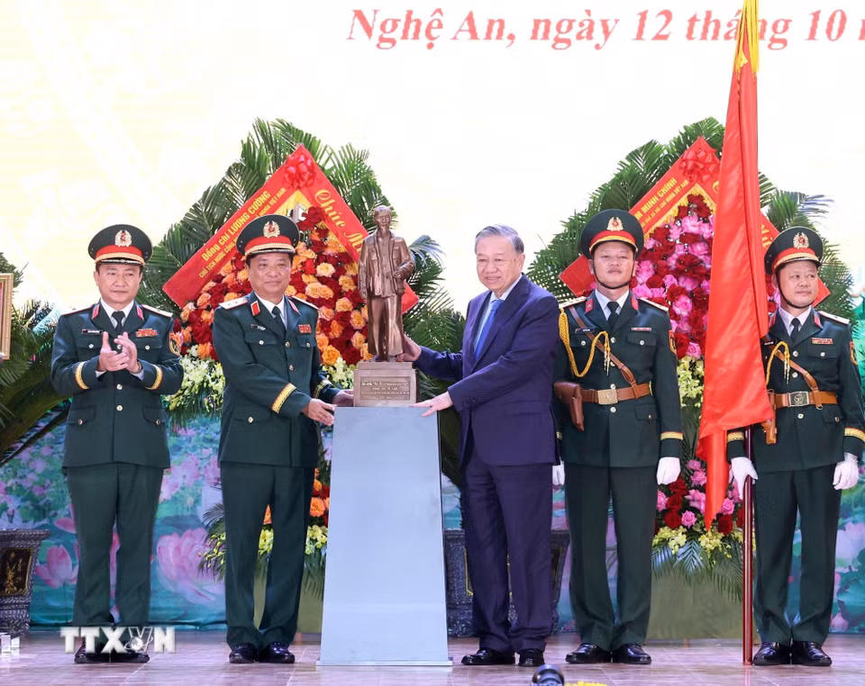 Tổng Bí thư Tô Lâm trao bức tượng Chủ tịch Hồ Chí Minh tặng Quân khu 4. (Ảnh: Thống Nhất/TTXVN)