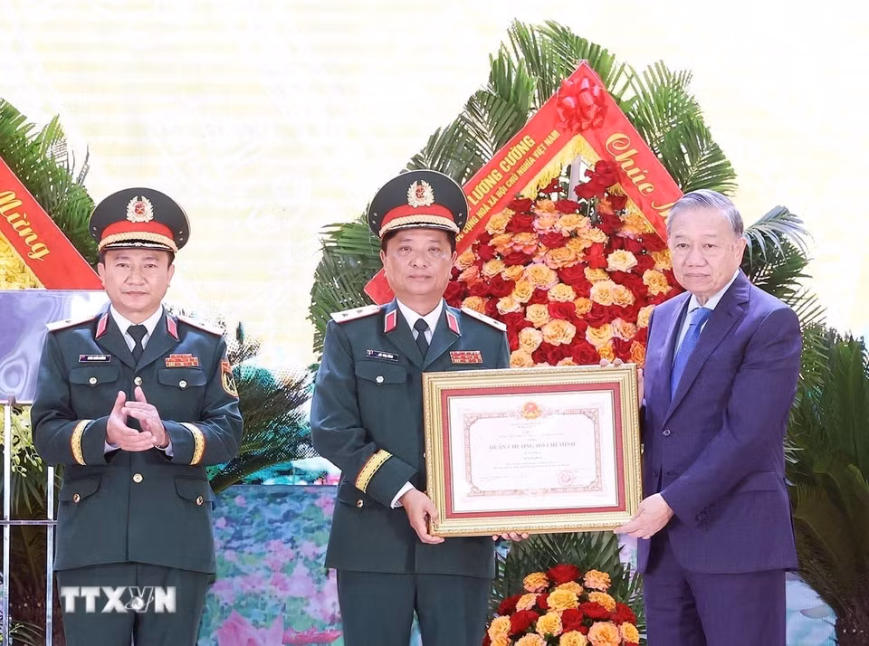 Tổng Bí thư Tô Lâm trao Huân chương Hồ Chí Minh cho đại diện Quân khu 4. (Ảnh: Thống Nhất/TTXVN)