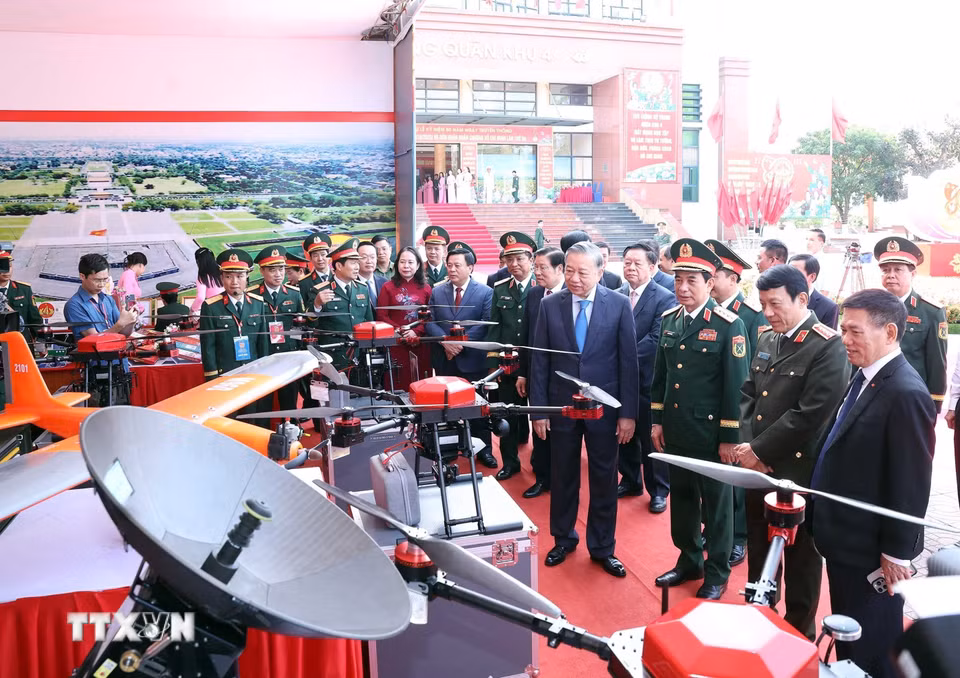 Tổng Bí thư Tô Lâm và các đồng chí lãnh đạo Đảng, Nhà nước tham quan trưng bày tại lễ kỷ niệm. (Ảnh: Thống Nhất/TTXVN)