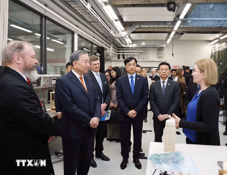 Tổng Bí thư Tô Lâm thăm phòng thí nghiệm tạo mẫu thử nghiệm của Đại học Aalto. (Ảnh: Thống Nhất/TTXVN)