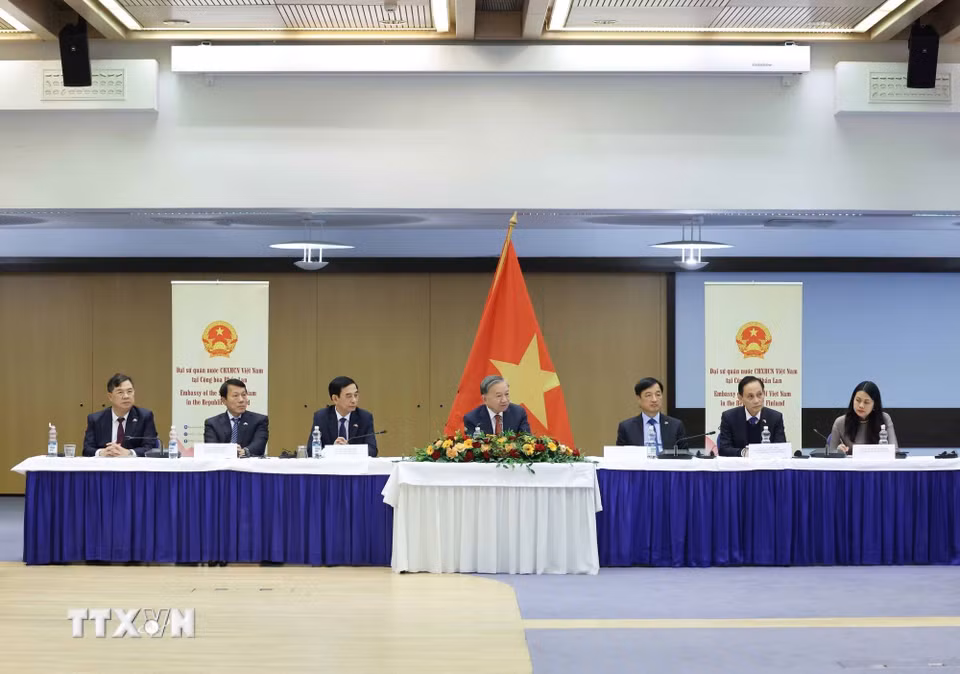 Tổng Bí thư Tô Lâm và đại biểu đoàn Việt Nam tại buổi tiếp Hội hữu nghị Phần Lan-Việt Nam và nhóm chuyên gia Phần Lan từng tham gia các dự án hỗ trợ tại Việt Nam. (Ảnh: Thống Nhất/TTXVN)