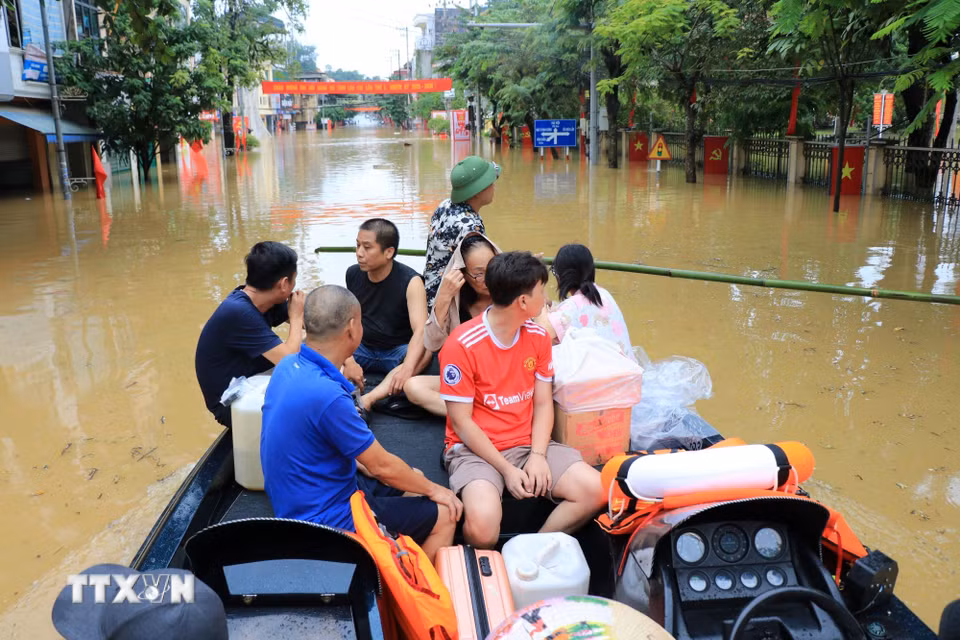 Đến 12 giờ ngày 30/9, phường Yên Bái đã sơ tán trên 400 nhân khẩu đến trường học, nhà văn hóa, UBND phường. (Ảnh: Tuấn Anh/TTXVN)