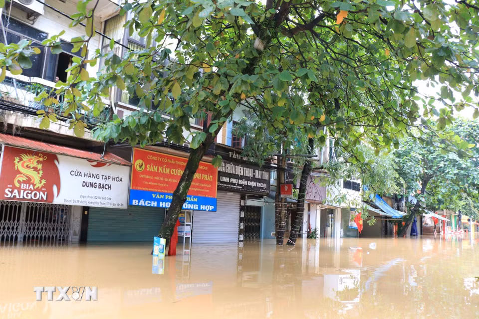 Các tuyến phố chìm trong biển nước khiến giao thông ách tắc. (Ảnh: Tuấn Anh/TTXVN)