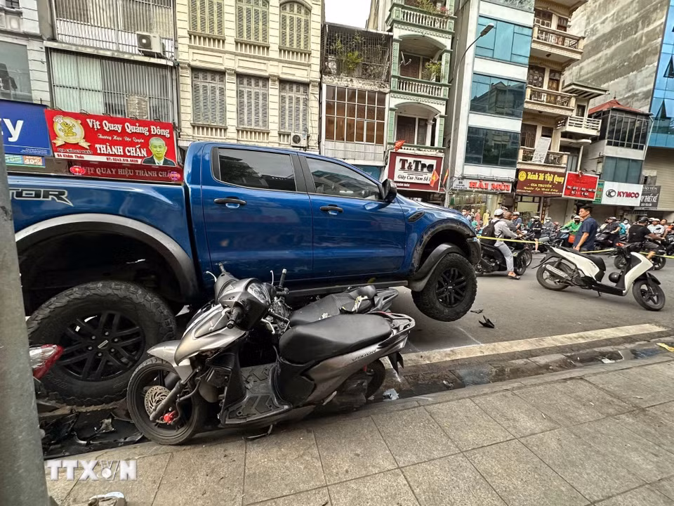 Ôtô đâm liên hoàn nhiều xe máy tại phố Khâm Thiên. (Ảnh: Huy Hùng/TTXVN)