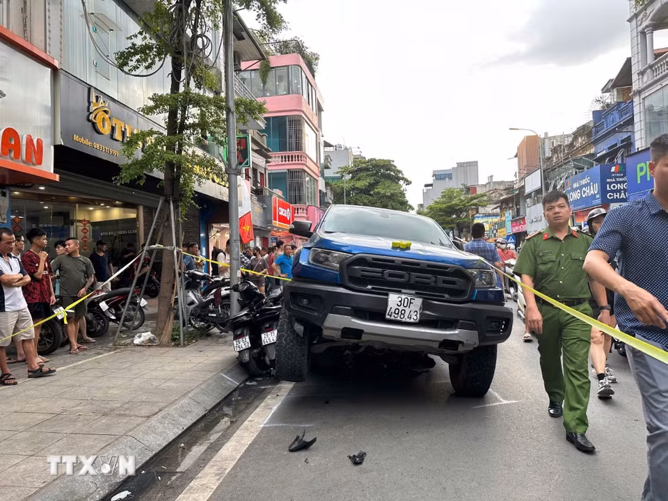 Phong tỏa hiện trường vụ ôtô đâm liên hoàn nhiều xe máy tại phố Khâm Thiên. (Ảnh: Huy Hùng/TTXVN)