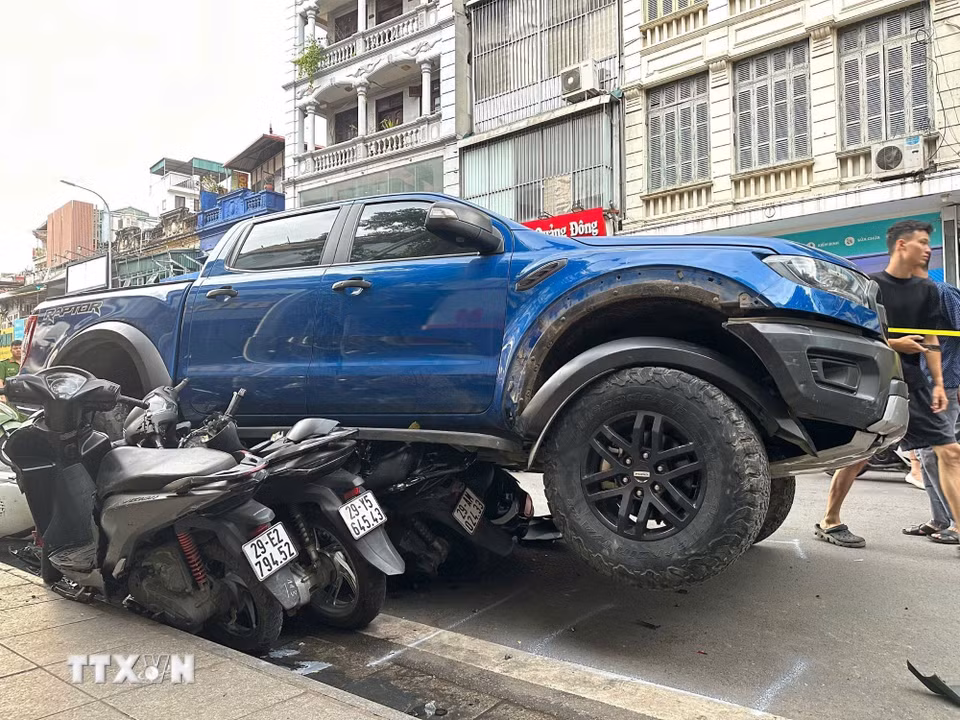 Ôtô bán tải đâm liên hoàn nhiều xe máy tại phố Khâm Thiên. (Ảnh: Huy Hùng/TTXVN)