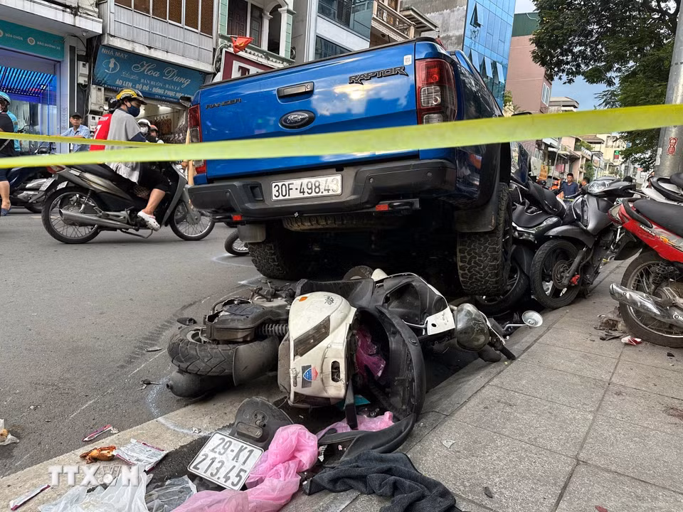 Ôtô đâm liên hoàn nhiều xe máy tại phố Khâm Thiên. (Ảnh: Huy Hùng/TTXVN)