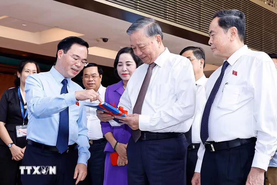 Tổng Bí thư Tô Lâm dự tham quan gian trưng bày Quốc hội số tại Hội nghị. (Ảnh: Doãn Tấn/TTXVN)