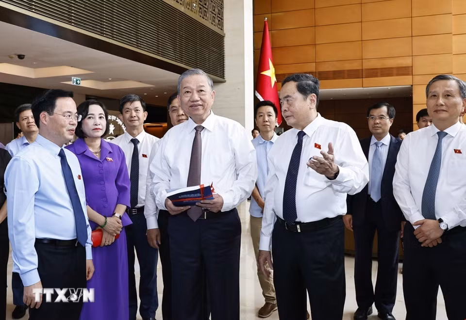 Tổng Bí thư Tô Lâm dự tham quan gian trưng bày Quốc hội số tại Hội nghị. (Ảnh: Doãn Tấn/TTXVN)