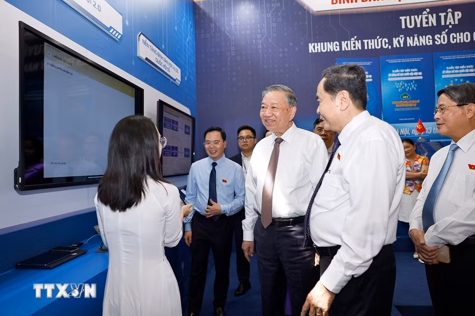 Tổng Bí thư Tô Lâm dự tham quan gian trưng bày Quốc hội số tại Hội nghị. (Ảnh: Doãn Tấn/TTXVN)