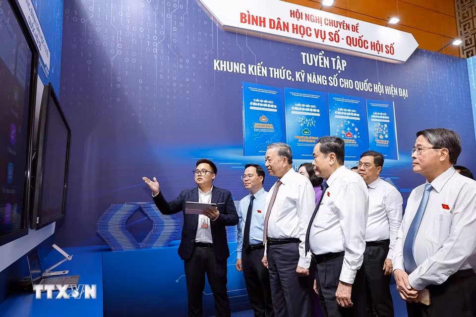 Tổng Bí thư Tô Lâm dự tham quan gian trưng bày Quốc hội số tại Hội nghị. (Ảnh: Doãn Tấn/TTXVN)
