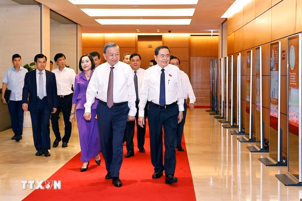 Tổng Bí thư Tô Lâm và Chủ tịch Quốc hội Trần Thanh Mẫn dự Hội nghị chuyên đề: Bình dân học vụ số-Quốc hội số. (Ảnh: Doãn Tấn/TTXVN)