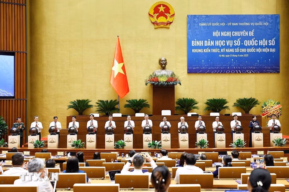 Tổng Bí thư Tô Lâm, Thủ tướng Phạm Minh Chính, Chủ tịch Quốc hội Trần Thanh Mẫn và đại biểu thực hiện nghi thức khai trương ứng dụng “Nền tảng trực tuyến học tập suốt đời của Quốc hội” - Nền tảng “Bình dân học vụ số-Quốc hội số.” (Ảnh: Doãn Tấn/TTXVN)
