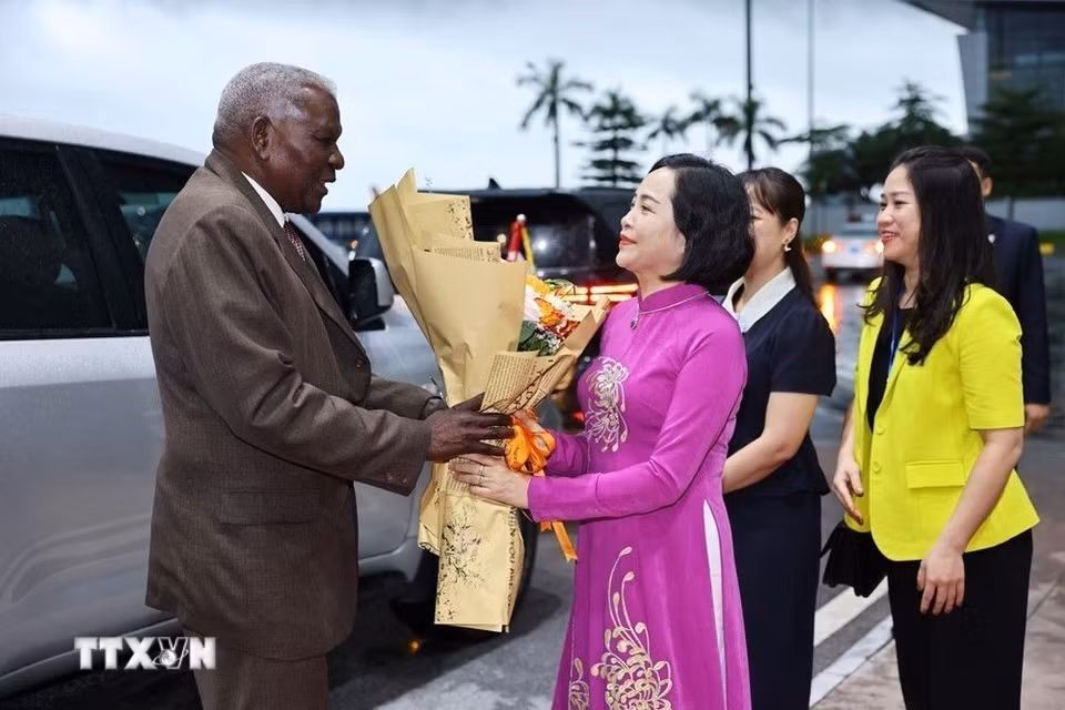 Phó Chủ tịch Quốc hội Nguyễn Thị Thanh đón Chủ tịch Quốc hội Cuba Esteban Lazo Hernández tại sân bay quốc tế Nội Bài. (Ảnh: Minh Đức/TTXVN)