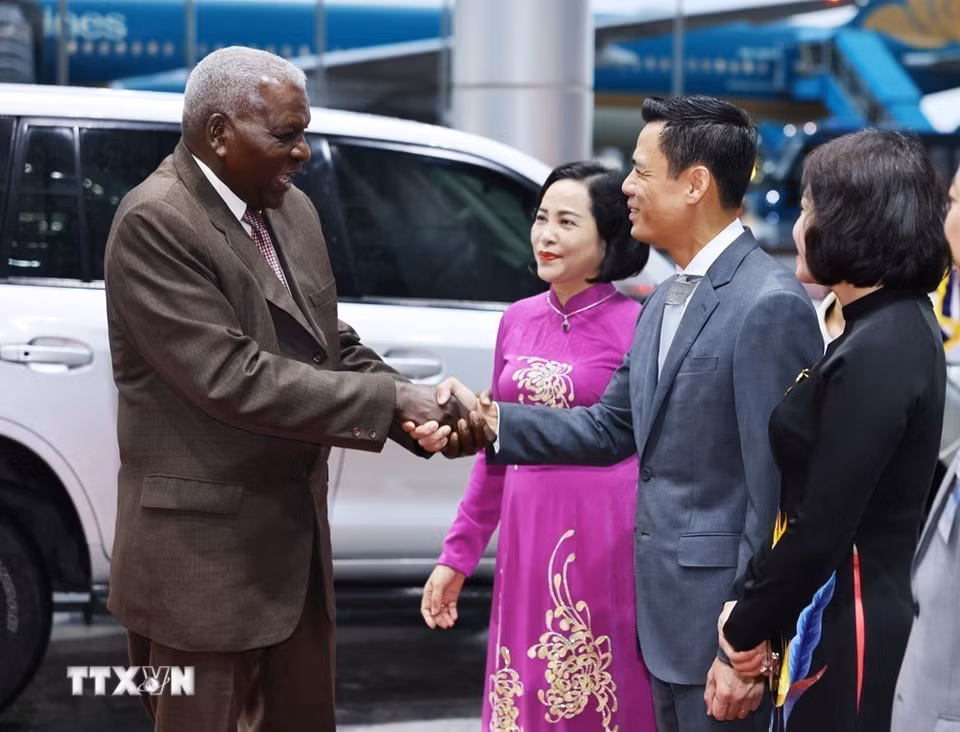 Phó Chủ tịch Quốc hội Nguyễn Thị Thanh cùng đại diện lãnh đạo các bộ, ngành đón Chủ tịch Quốc hội Cuba Esteban Lazo Hernández tại sân bay quốc tế Nội Bài. (Ảnh: Minh Đức/TTXVN)