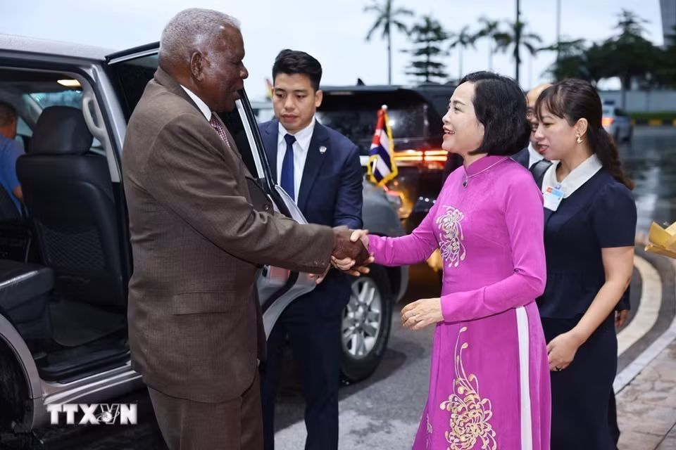 Phó Chủ tịch Quốc hội Nguyễn Thị Thanh đón Chủ tịch Quốc hội Cuba Esteban Lazo Hernández tại sân bay quốc tế Nội Bài. (Ảnh: Minh Đức/TTXVN)
