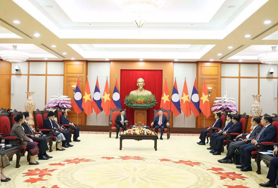 Tổng Bí thư Tô Lâm gặp Tổng Bí thư, Chủ tịch nước Lào Thongloun Sisoulith. (Ảnh: Thống Nhất/TTXVN)