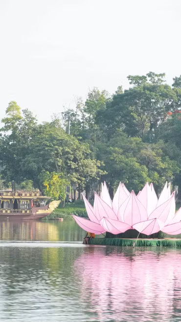 Huế: Sắp đặt 7 đài sen trên sông Hương nhân Đại Lễ Phật đản