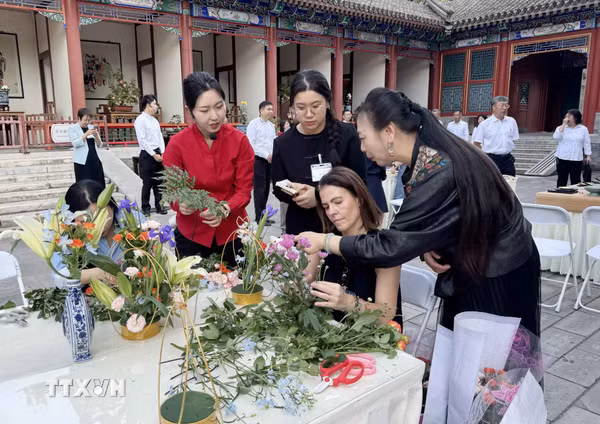 Phóng viên, nhà báo nước ngoài tại Bắc Kinh giao lưu hữu nghị nhân dịp Trung Thu
