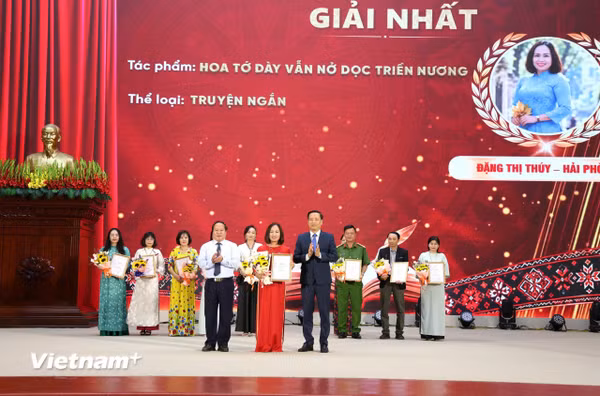 Trao giải Cuộc thi sáng tác các tác phẩm văn học nghệ thuật viết về Lai Châu