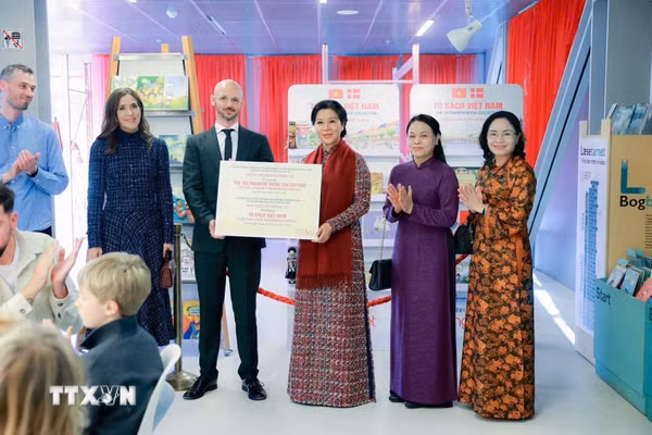 Phu nhân Tổng Bí thư, Chủ tịch nước cùng Hoàng hậu Đan Mạch trao tặng “Tủ sách Việt Nam” cho thư viện tại Copenhagen