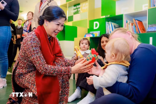 Phu nhân Tổng Bí thư, Chủ tịch nước trao tặng “Tủ sách Việt Nam” cho thư viện ở Copenhagen