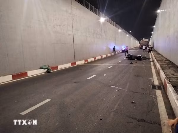 Thành phố Hồ Chí Minh: Va chạm với xe ben trong hầm chui, hai người tử vong