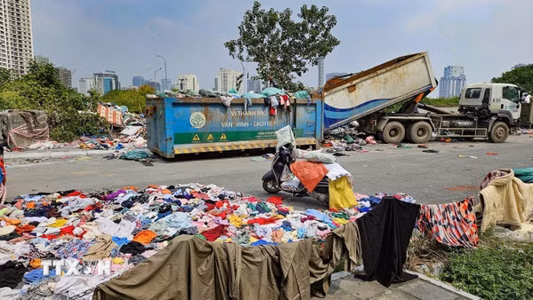 Vụ 300 tấn quần áo cũ bị đổ bỏ ở Hà Nội: Sẽ đưa đi xử lý tại bãi rác Nam Sơn