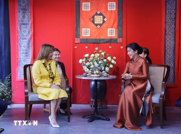 Phu nhân Tổng Bí thư, Chủ tịch nước và Phu nhân Tổng thống Panama tìm hiểu văn hóa các dân tộc Việt Nam