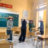 Các thầy, cô giáo Trường Tiểu học Phú Hòa sắp xếp bàn ghế tại nơi học tạm chuẩn bị năm học mới. (Ảnh: Thái Hùng/TTXVN)
