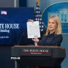 Thư ký báo chí Nhà Trắng Karoline Leavitt công bố nội dung bức thư của Tổng thống Mỹ Donald Trump gửi Giám đốc điều hành (CEO) của 17 tập đoàn dược phẩm, tại cuộc họp báo ở Washington, D.C., ngày 31/7/2025. (Ảnh: THX/TTXVN)