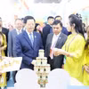 Phó Thủ tướng Chính phủ Mai Văn Chính tham quan các gian hàng Việt Nam tham gia tại CAEXPO lần thứ 22. (Ảnh: Công Tuyên/TTXVN)